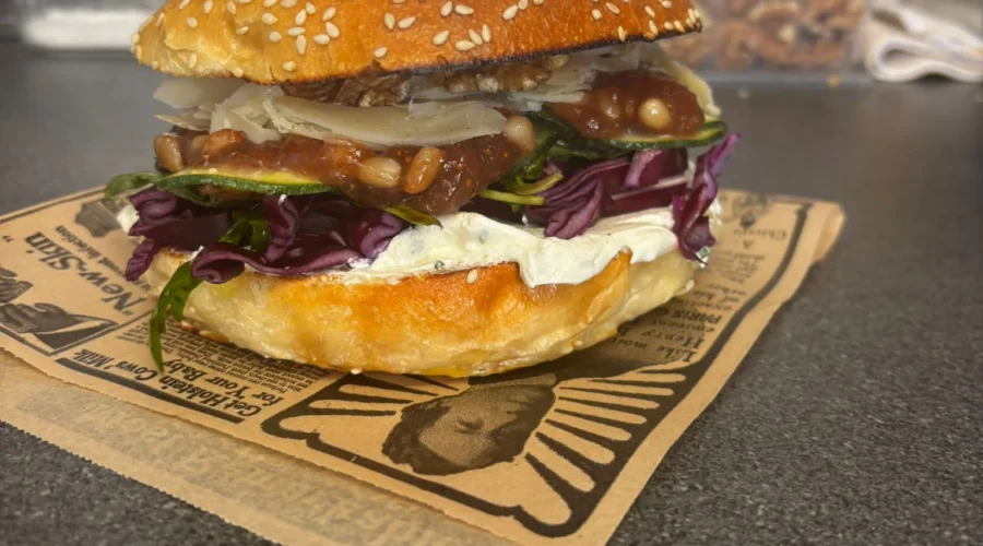 Bagel au poulet avec tomates et sauce - Food truck laRef