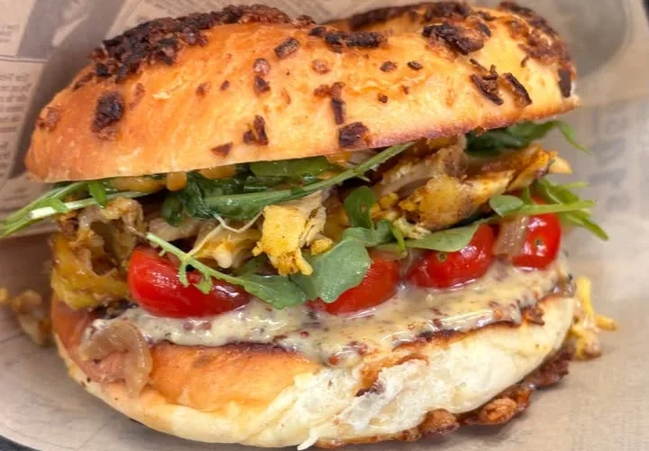 Bagel végétarien garni de légumes, création laRef