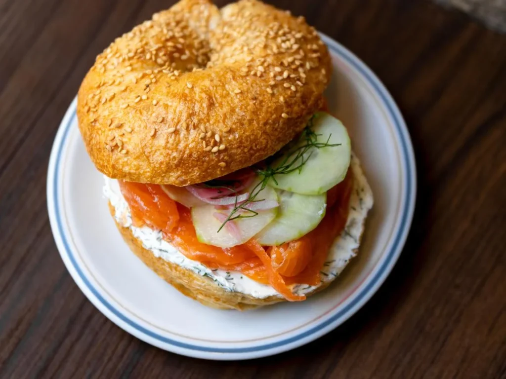 Bagle avec du saumon et du concombre - Food Truck laRef